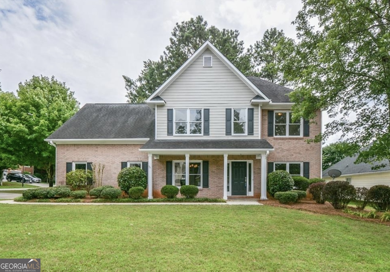 Move-in ready 4BR/2.5BA home on a corner lot in a swim/tennis community, located in the top-rated North Gwinnett School District. Features hardwood floors, fireside family room, chef's kitchen with granite and SS appliances, oversized owner's suite with spa bath, and fenced backyard with patio.