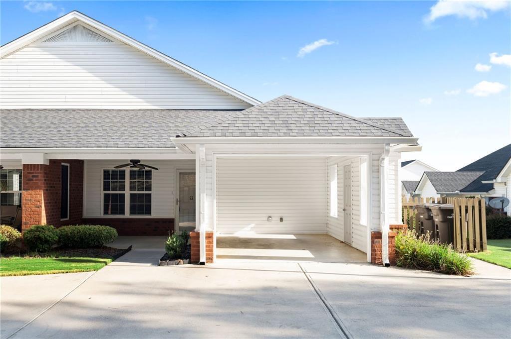 Exceptional one level living! Two Bedroom, two full bath home in HILLENDALE!!! Kitchen features beautiful white cabinets, granite counter tops and tile backsplash! Owneras suite with walk-in closet and private bath with large shower! Guest bedroom offers ample closet space and separate full bathroom. Open floor plan has updated flooring throughout and new water heater. This GEM is Move IN READY!!!