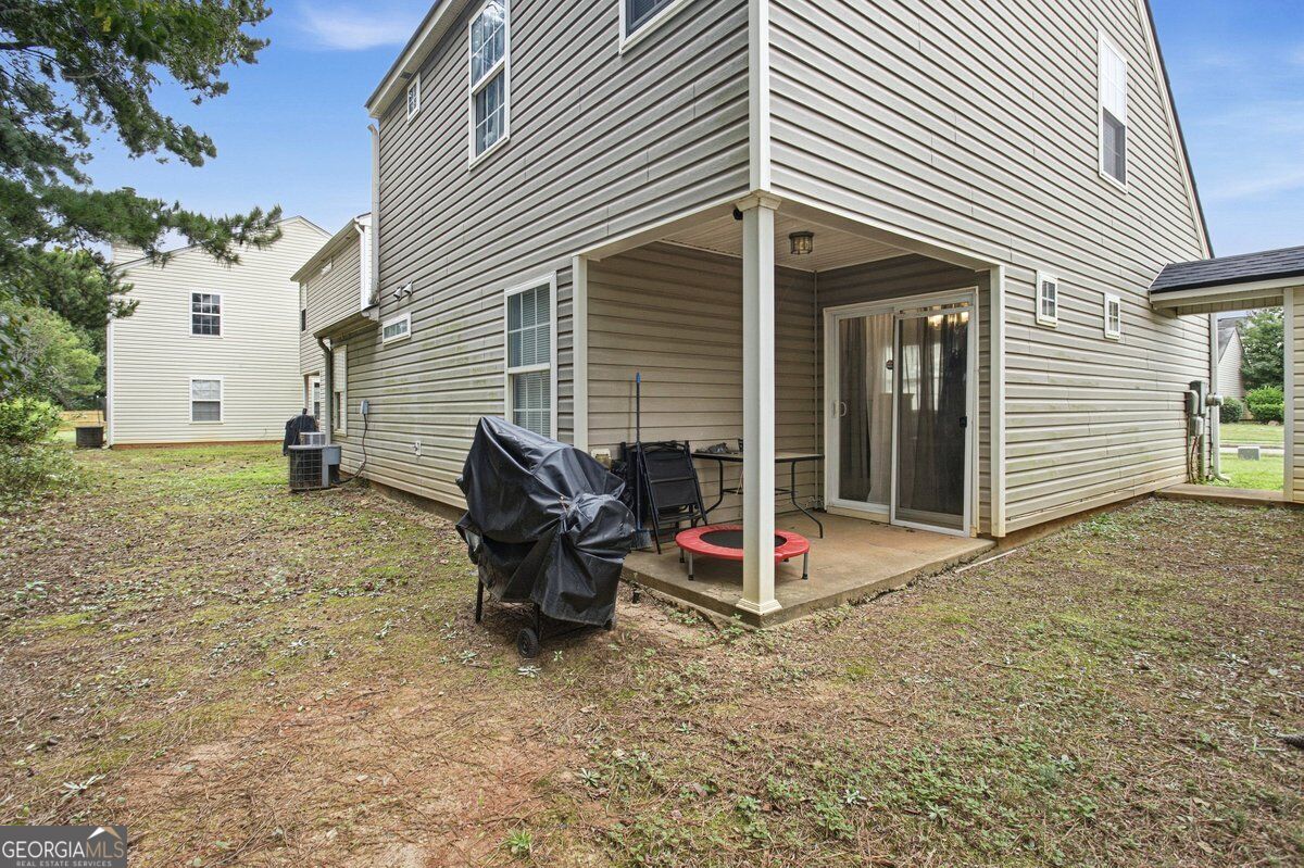 935 Lakeside CIR
