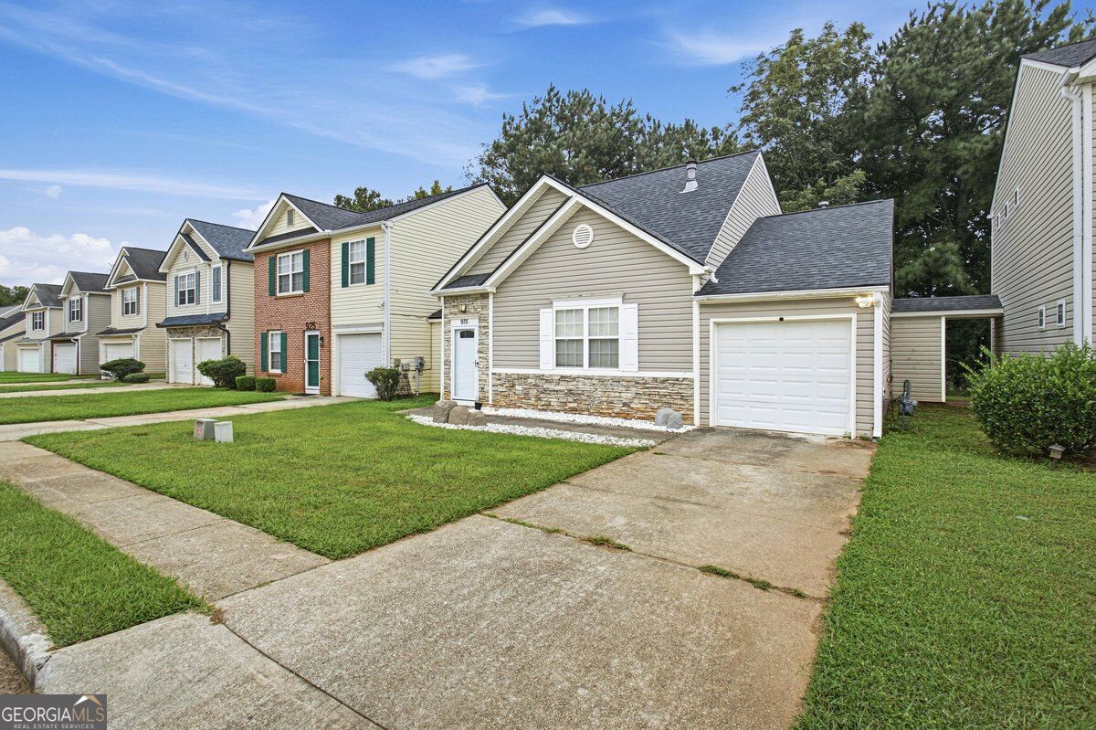 935 Lakeside CIR