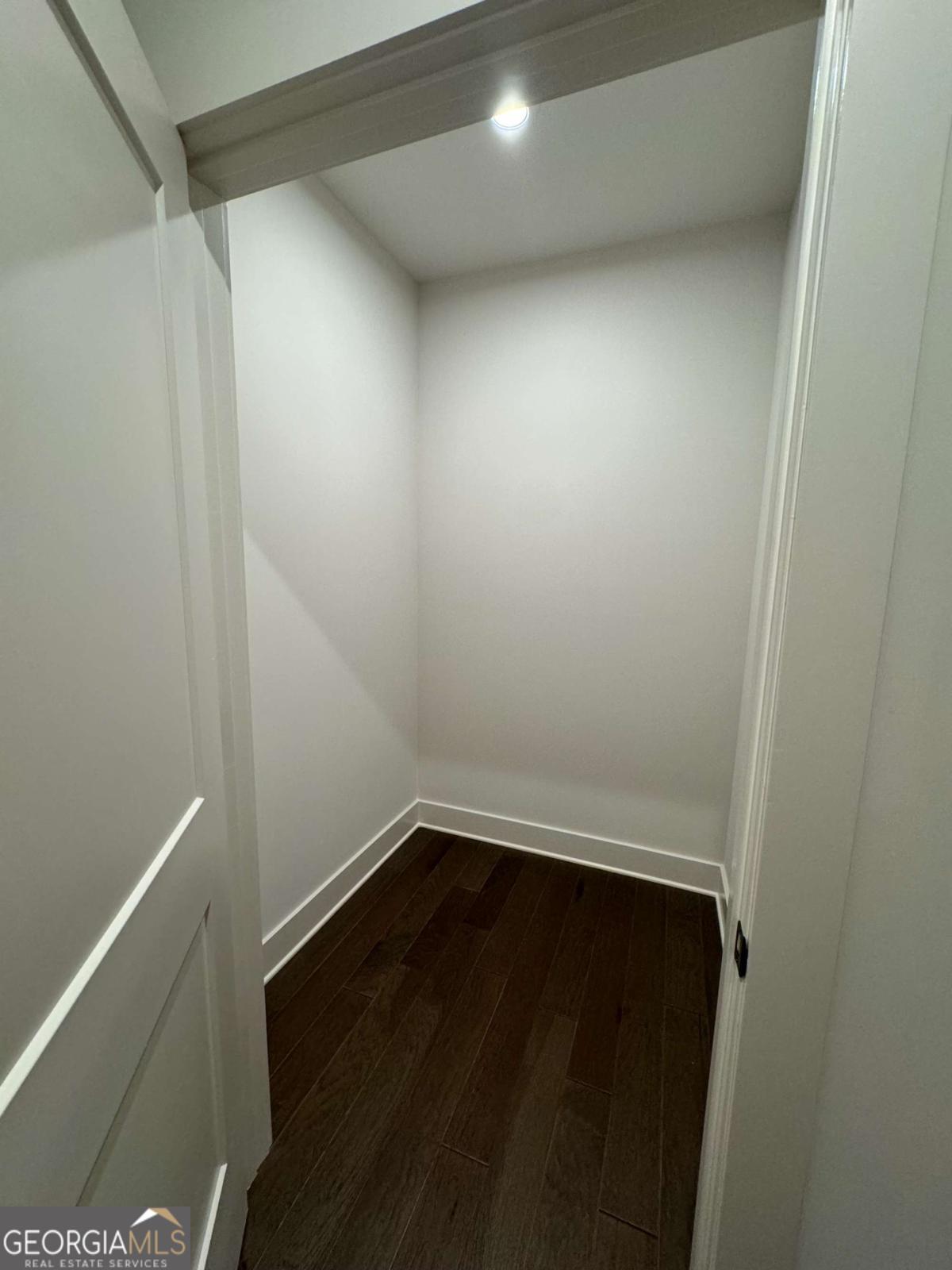160 Chiswick CIR 2