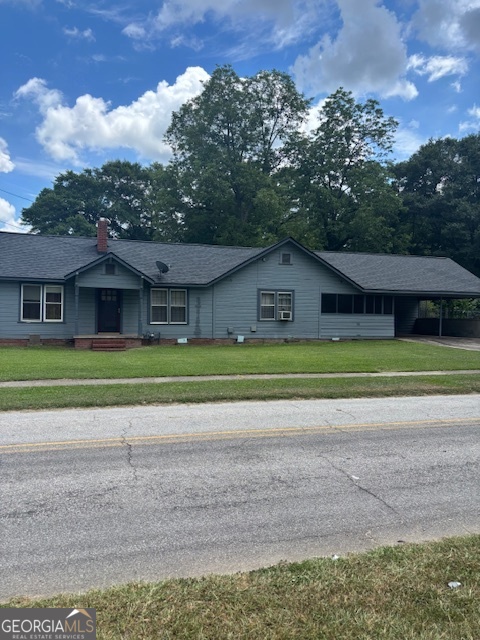 3 BEDROOM 2 BATH HOME ON LEVEL, FENCED CORNER LOT. NEW CENTRAL HVAC. MINUTES TO DOWNTOWN WINDER . GREAT INVESTMENT PROPERTY. NEW LEASE $1600 PER MONTH.
