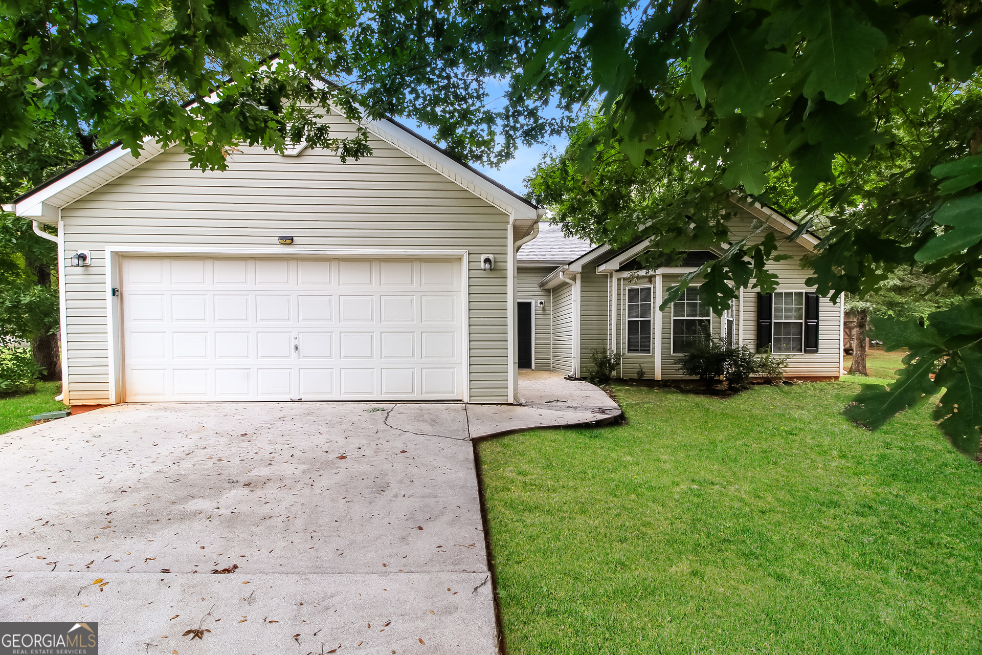 Perfect home in Mountainview Estates! This home has an open concept floorplan and is situated in a quiet community. Primary Bedroom features large walk in closet. Secondary bedrooms are very spacious. Step outside and take a look at the spacious and open backyard!