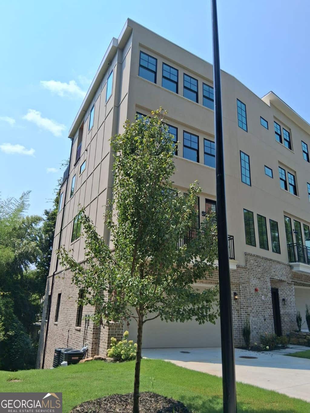 Photo of 3525 Kingsboro Road NE, Atlanta, GA 30319 (MLS # 10827029)