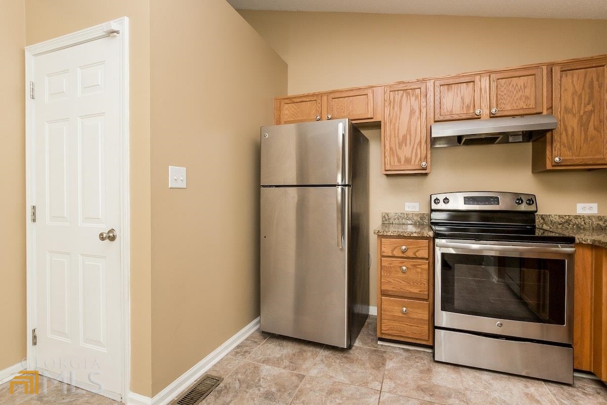 HOLLY TRAIL - Residential Lease