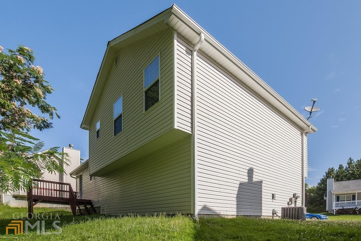 HOLLY TRAIL - Residential Lease