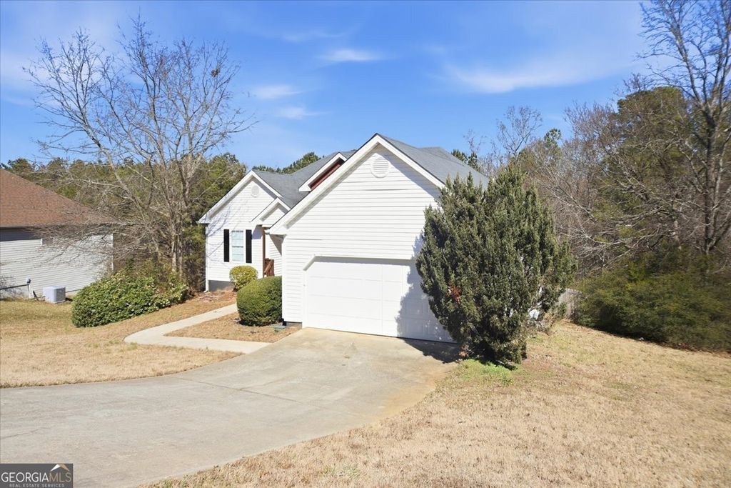 Photo of 232 Cambridge Dr, Loganville, GA 30052 (MLS # 10688708)