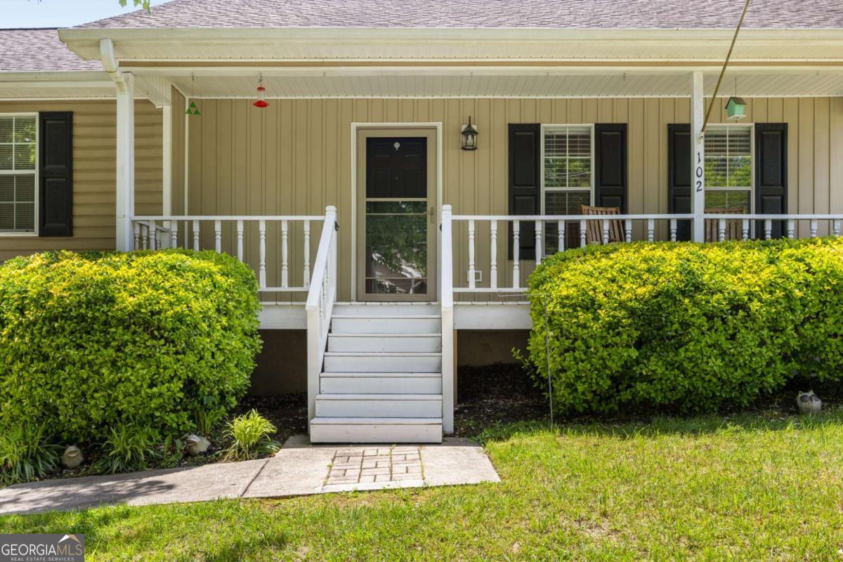 102 Hampton LN