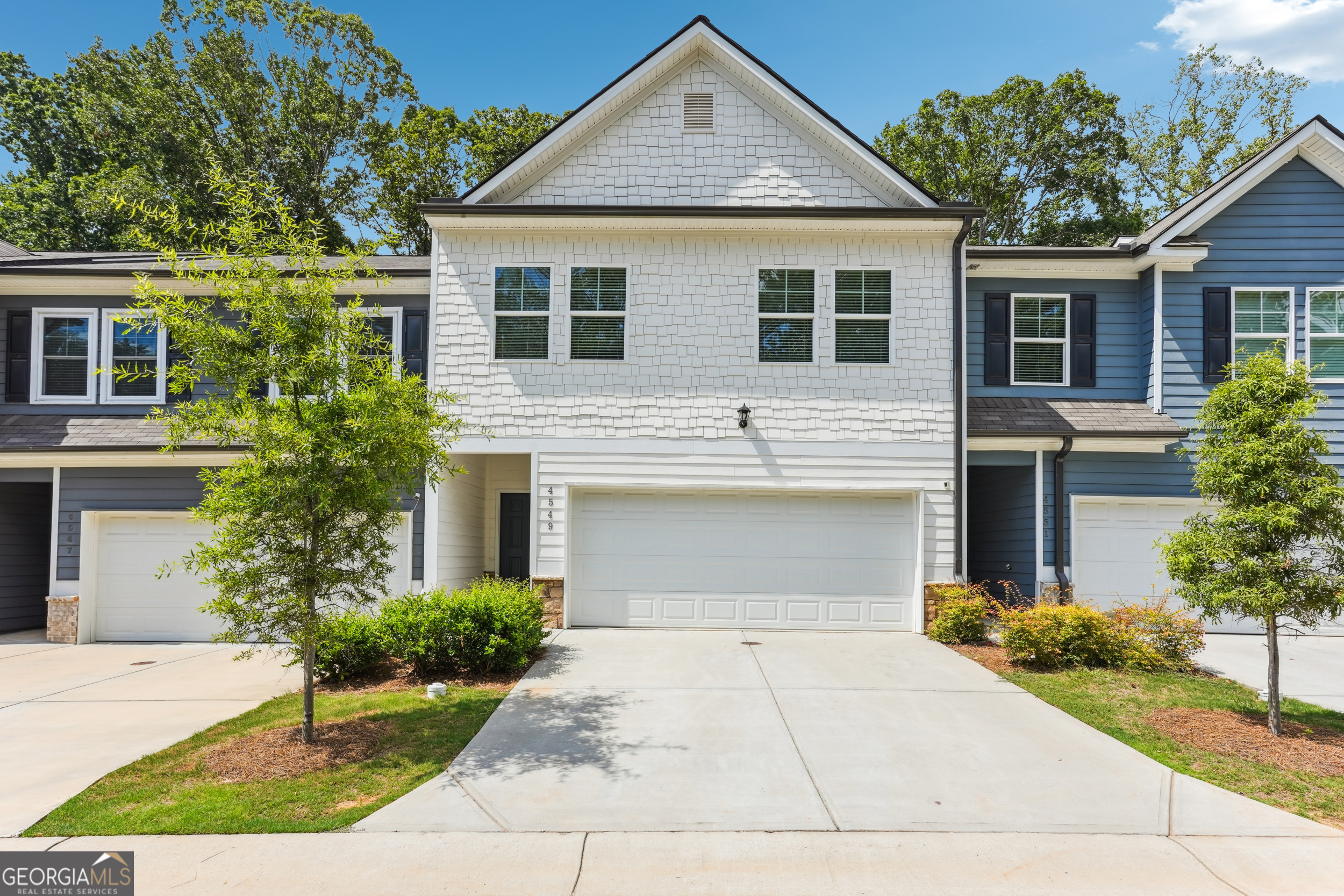 Spacious open floor plan with hardwood floors. Recently built in 2022, the unit is still like brand new. Convenient location. 5 minutes to I-78, 10 minutes to I-285, 10 minutes to Stone Mountain Park and 3 miles from Dekalb Farmers Market, close to dining, shopping and entertainment and 7 miles to Emory University. The community is also nearby medical centers in Dekalb County. Hurry!! This one will sell fast!