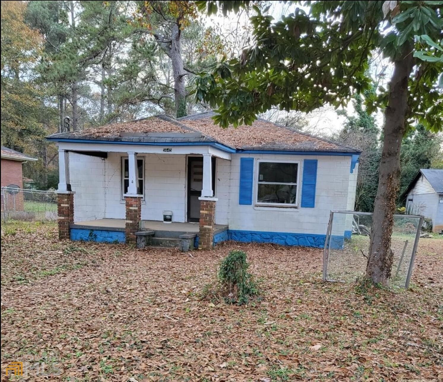 THIS HOME IS IN A PEACEFUL ESTABLISHED N'HOOD, & HAS THE POTENTIAL TO REALLY BE SOMETHING GREAT. NEW WINDOWS WILL BE INCLUDED W/ THE SALE. ORIGINAL HARDWOOD FLOORS CAN BE REFINISHED, THERE IS A SEPERATE DINING AREA THAT WILL ALLOW KITCHEN EXPANSION. STUCCO THE EXTERIOR, NEW ROOF, ADD SOME SHRUBS & FLOWERS FOR CURB APPEAL & YOU'LL HAVE THE CUTEST, COZIEST HOME.