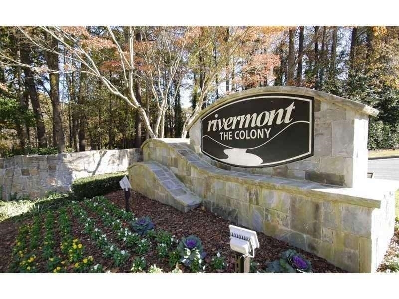 Fresh paint and comfortable updates updated end unit in the Pinnacle section of Rivermont Country Club offers beautiful fairway views and tasteful updates that include newer bathrooms with tiled shower