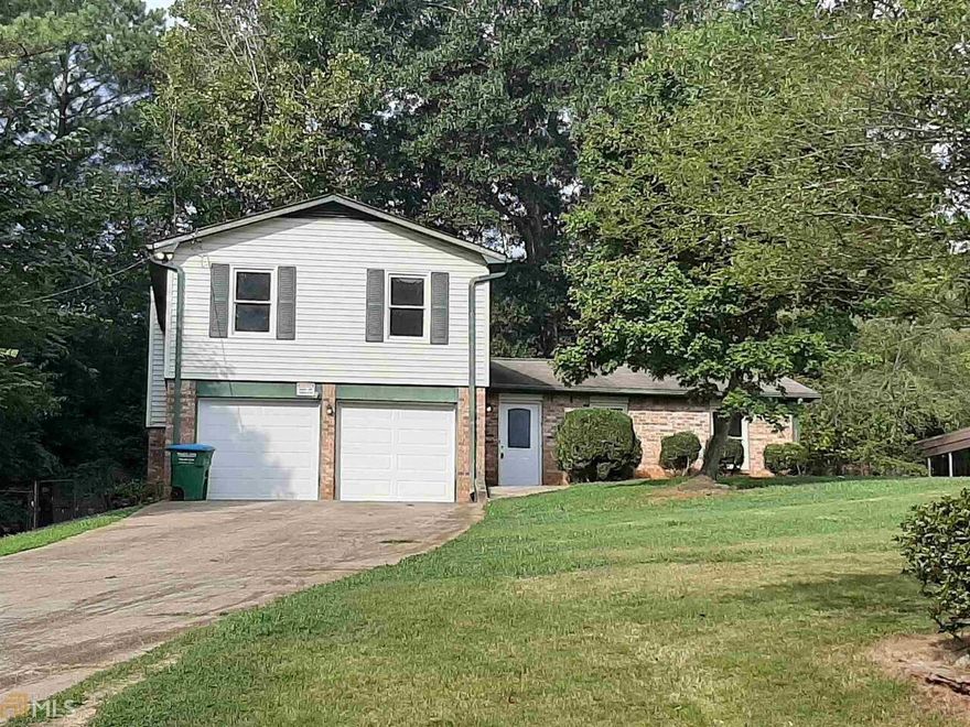 WOW! COMPLETE NEW KITCHEN W STAINLESS APPLIANCES, UPDATED BATHS, NEW CARPET, NEW LUXURY VINYL TILE, HUGE SCREENED-IN PORCH, 2 CAR GARAGE W OPENER. LIVING ROOM, FAMILY ROOM, EAT-IN KITCHEN, BREAKFAST ROOM/OFFICE OFF KITCHEN. BROOKWOOD HIGH DISTRICT. SORRY NO PETS. DON'T MISS OUT. FINISHING TOUCHES BEING COMPLETED.
