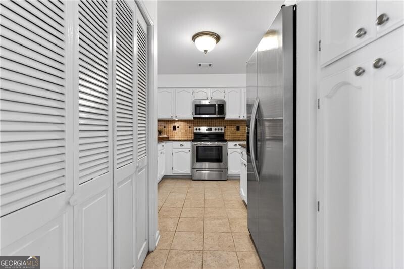 4590 VILLAGE OAKS CIR