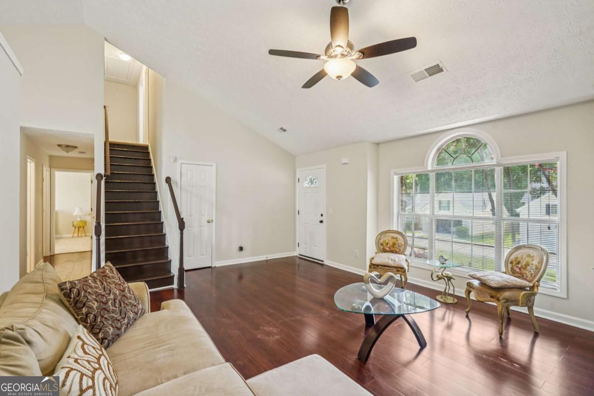 425 Shadetree LN