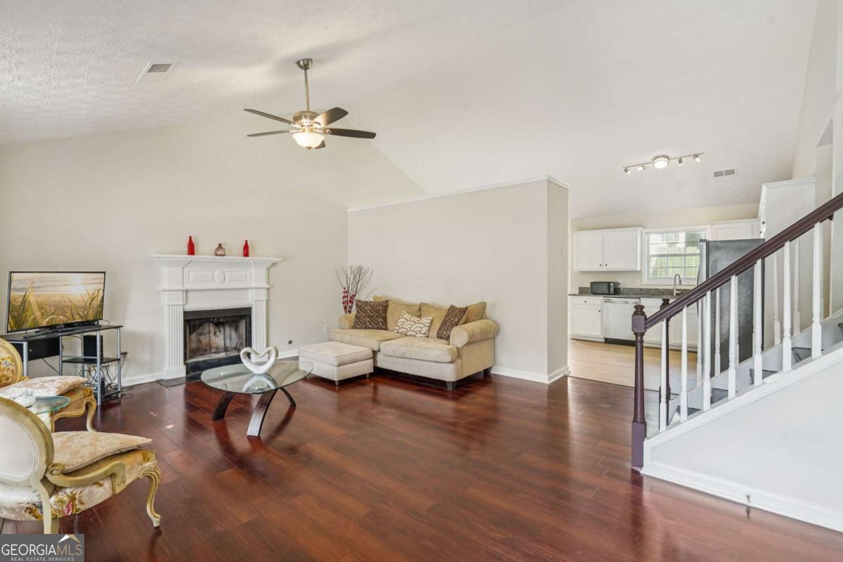 425 Shadetree LN
