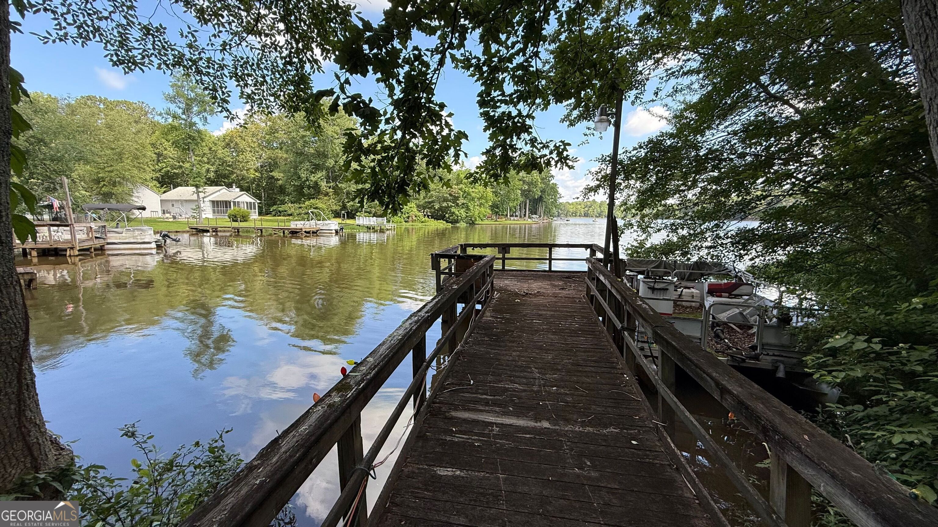543 Lakeshore DR