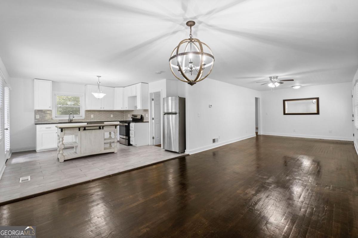 479 Larchmont CIR NW