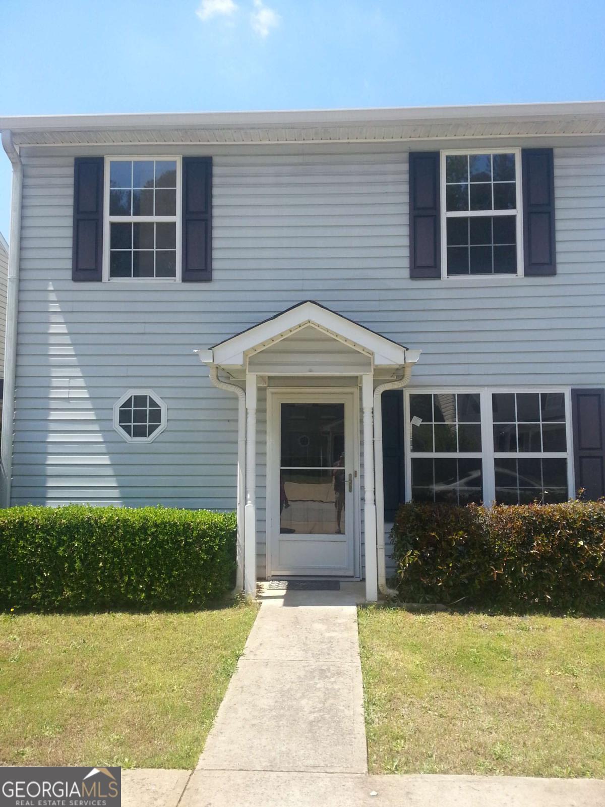 GAMLS lockbox, agent must be at showings. NO pets, NO smoking. Spacious 2sty End Unit Townhome. Great location. Close to shopping, entertainment and easy access to I-75. Inside the home there is a Living room, dining area, Kitchen and Half bath located on the main. Upstairs there is the Master bedroom w/Walk in Closet and Full Private Bath. There is 1 secondary bedroom, Full hall bath and Laundry room.