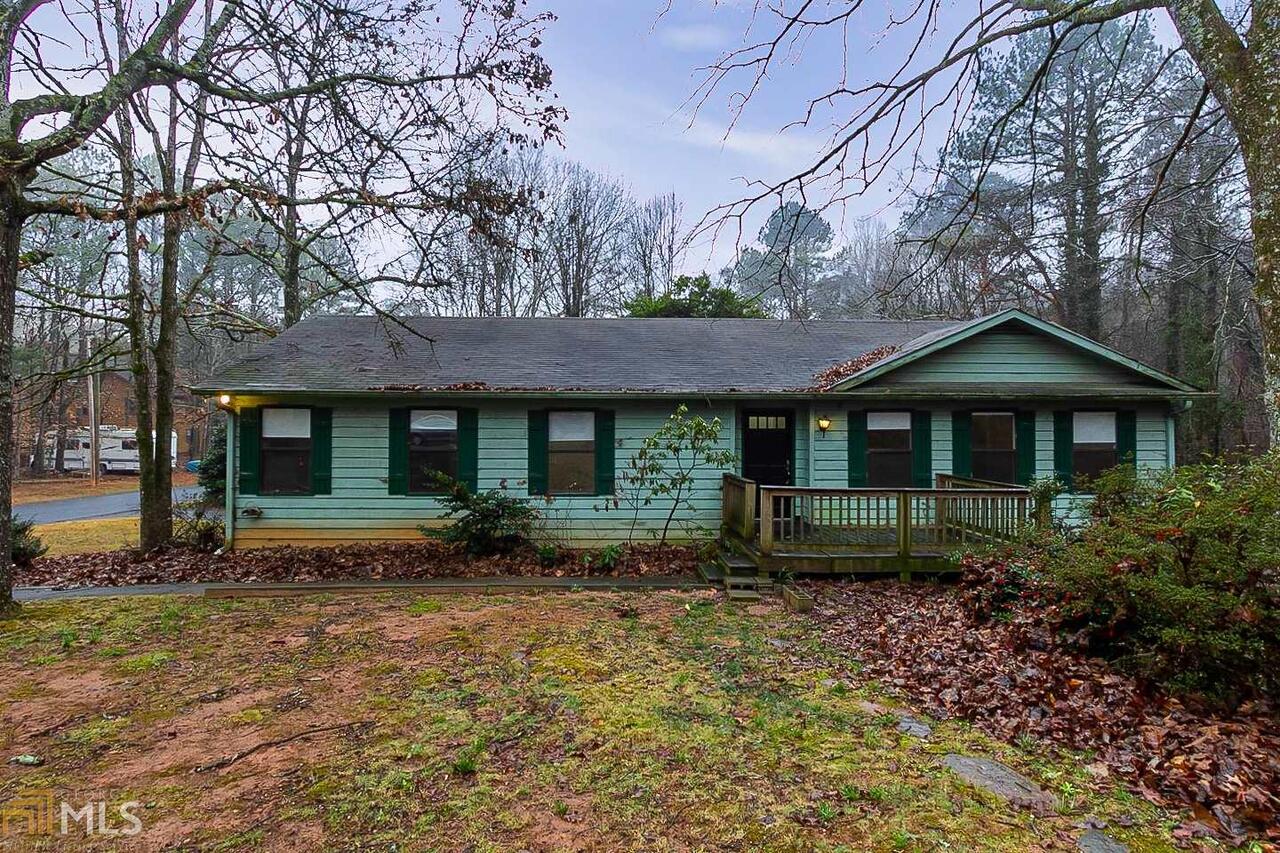 This Acworth one-story cul-de-sac home offers a two-car garage. This home is vacant and cleaned regularly.