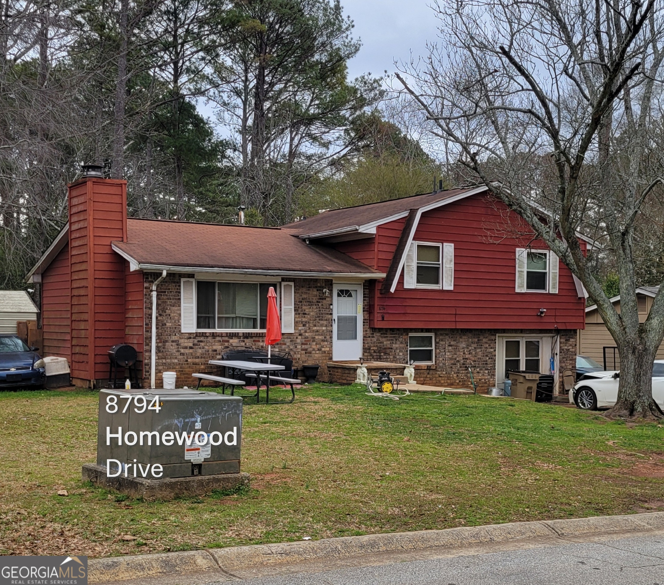 Attention Investors! Long term Tenant occupied 3 bedroom split level home in quiet area. Cashflow starts the day you close! Convenient to airport, downtown and shopping. DO NOT DISTURB TENANT. No showings until due diligence period. Listing Agent can provide more property information. Do Not Disturb Tenant, Do Not approach the house.