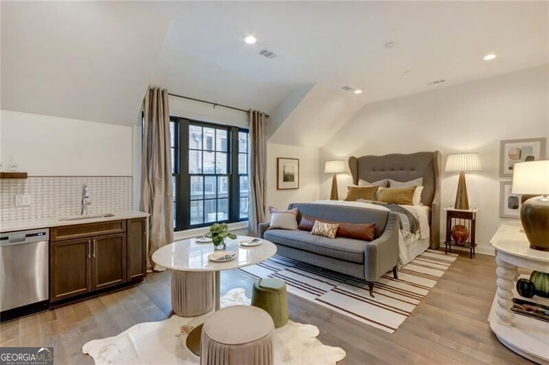 Savannah, Georgia 31401, United States, 4 Bedrooms Bedrooms, ,5 BathroomsBathrooms,Residential,Active,52042