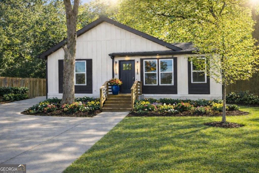 Photo of 724 Bellemeade Avenue NW, Atlanta, GA 30318 (MLS # 10769221)