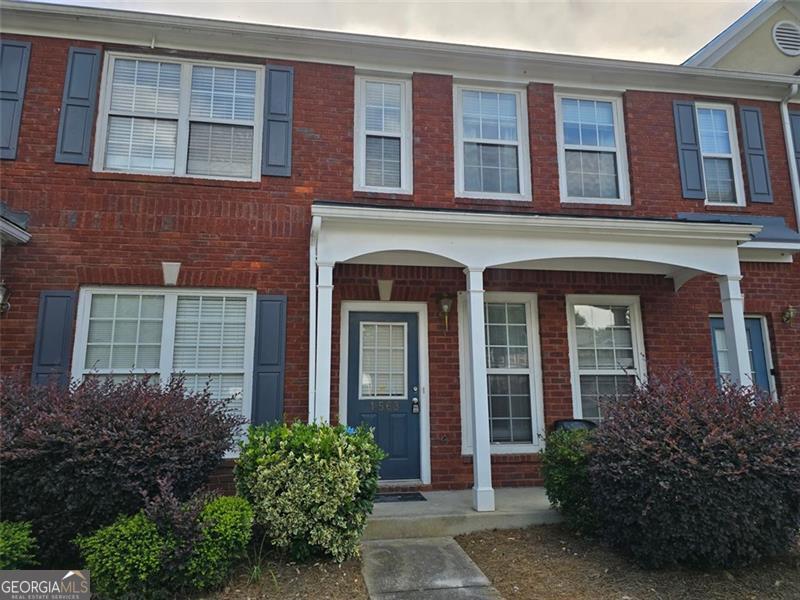 Cozy townhome ready for move-in! Great location near I-85 and access to restaurants and shopping.