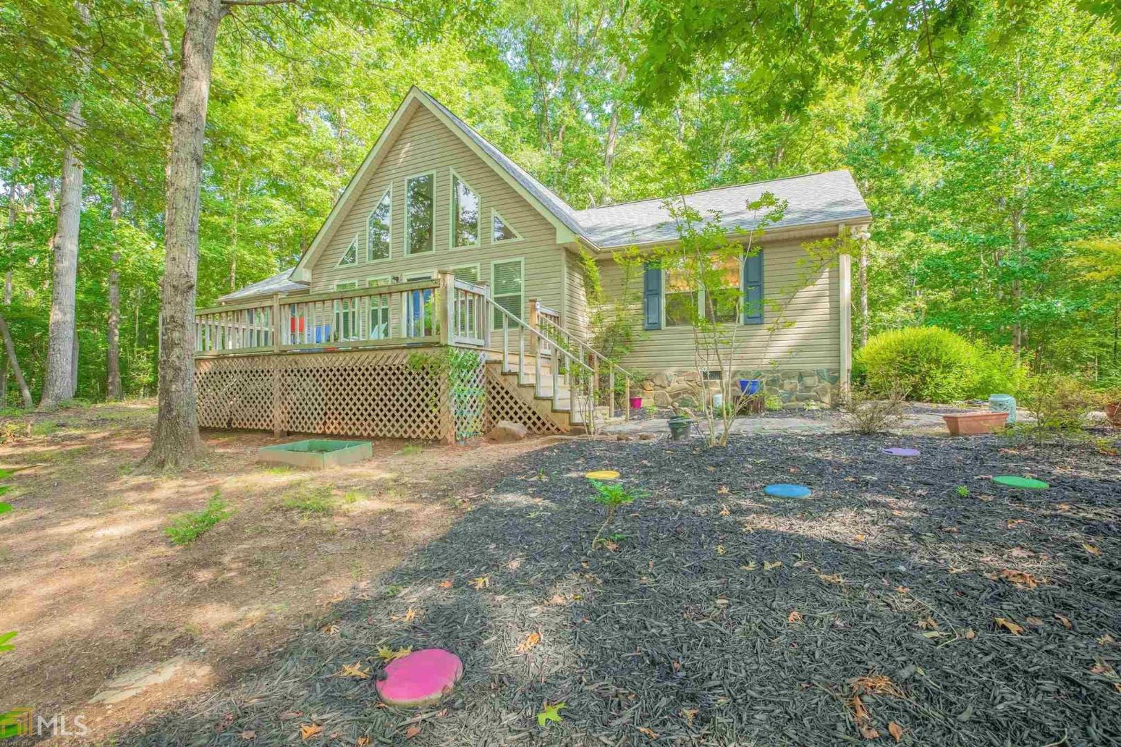 Wonderful home just across the street from Lake Hartwell and walking distances to Tugaloo State Park, ramps, etc. Open living, dining & kitchen with vaulted ceilings and fireplace. Great for entertaining and being able to have all your people in one place. Split bedroom plan. Spacious master suite. Love this plan. Asphalt Driveway.