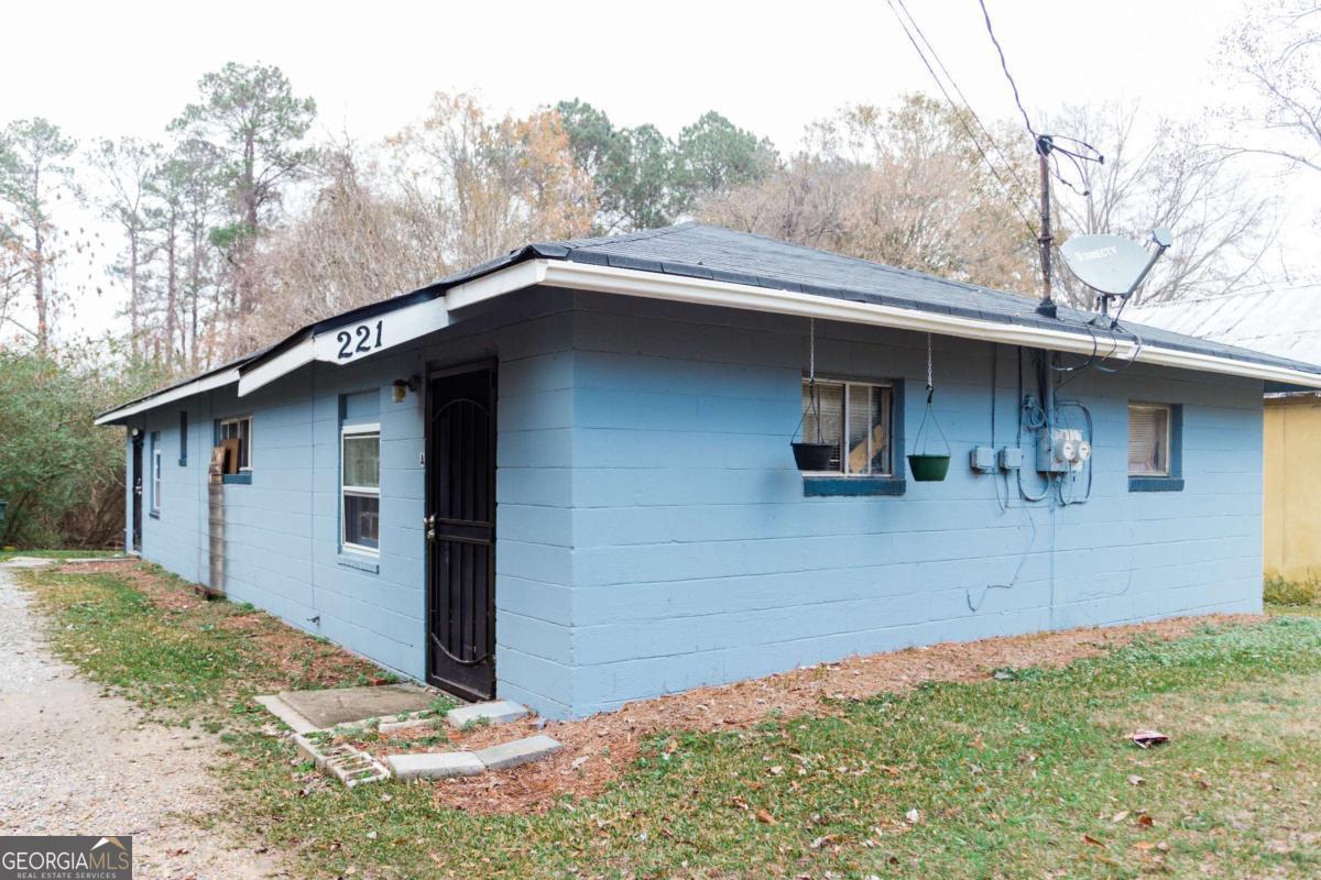 HOT INVESTOR OPPORTUNITY! Instant Revenue Generator! Investor "Sweet Spot" in Griffin, GA! Fully Occupied 4br/2ba Duplex. Both 2bdr/1ba units (approx. 650 sq. ft. each) are currently renting for a total of $1,425. Both units have major renovations with units renting for $725 & $700 per mo.