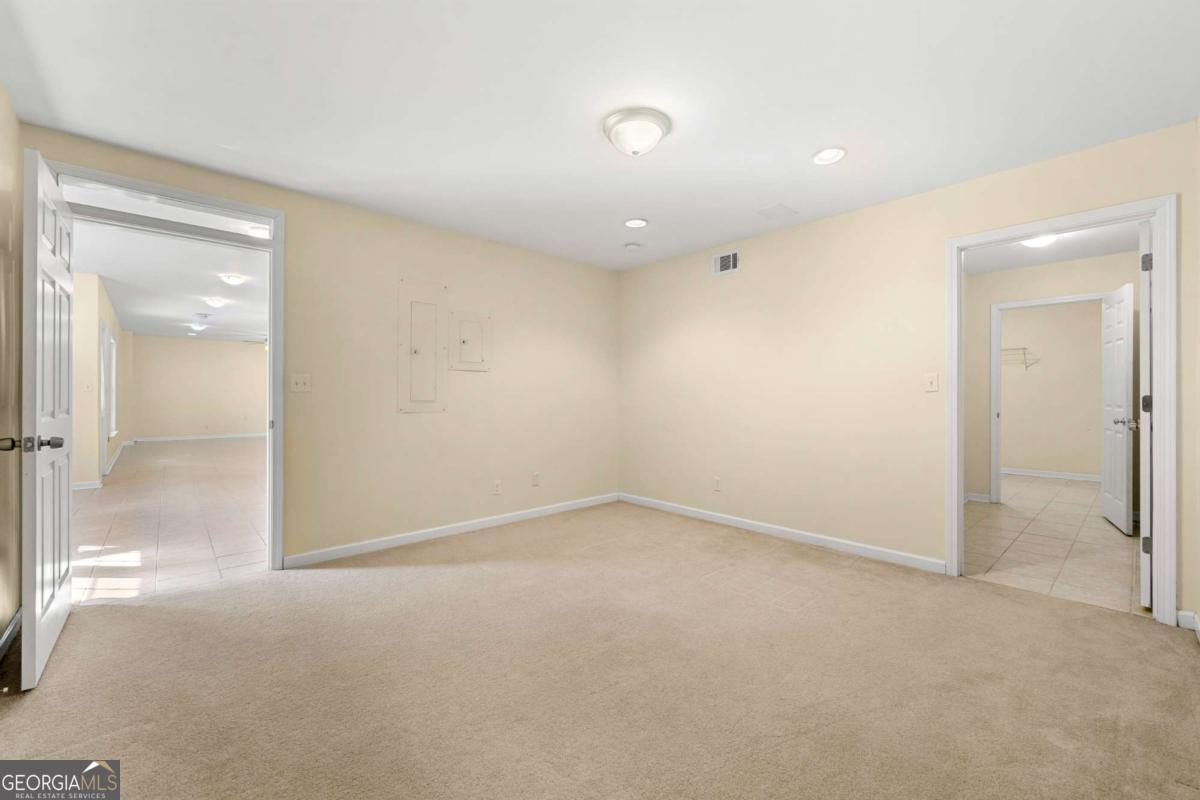 Lakefield Manner - Residential