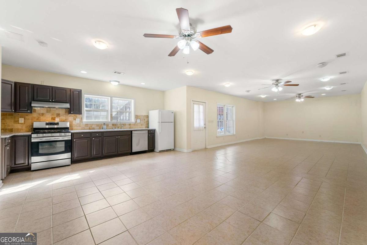 Lakefield Manner - Residential