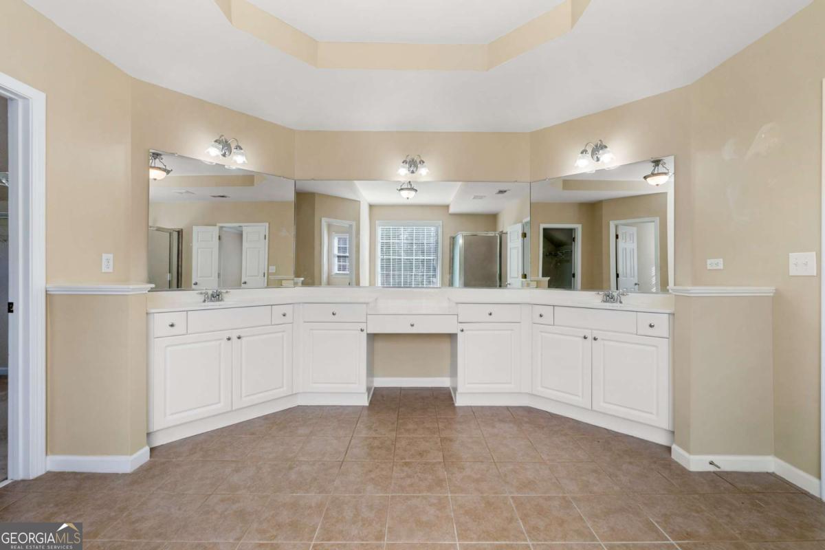 Lakefield Manner - Residential