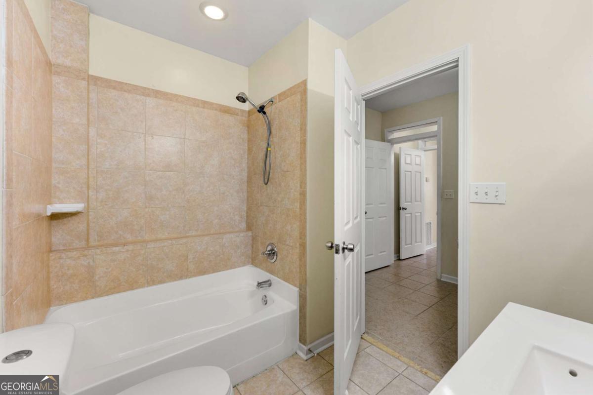 Lakefield Manner - Residential