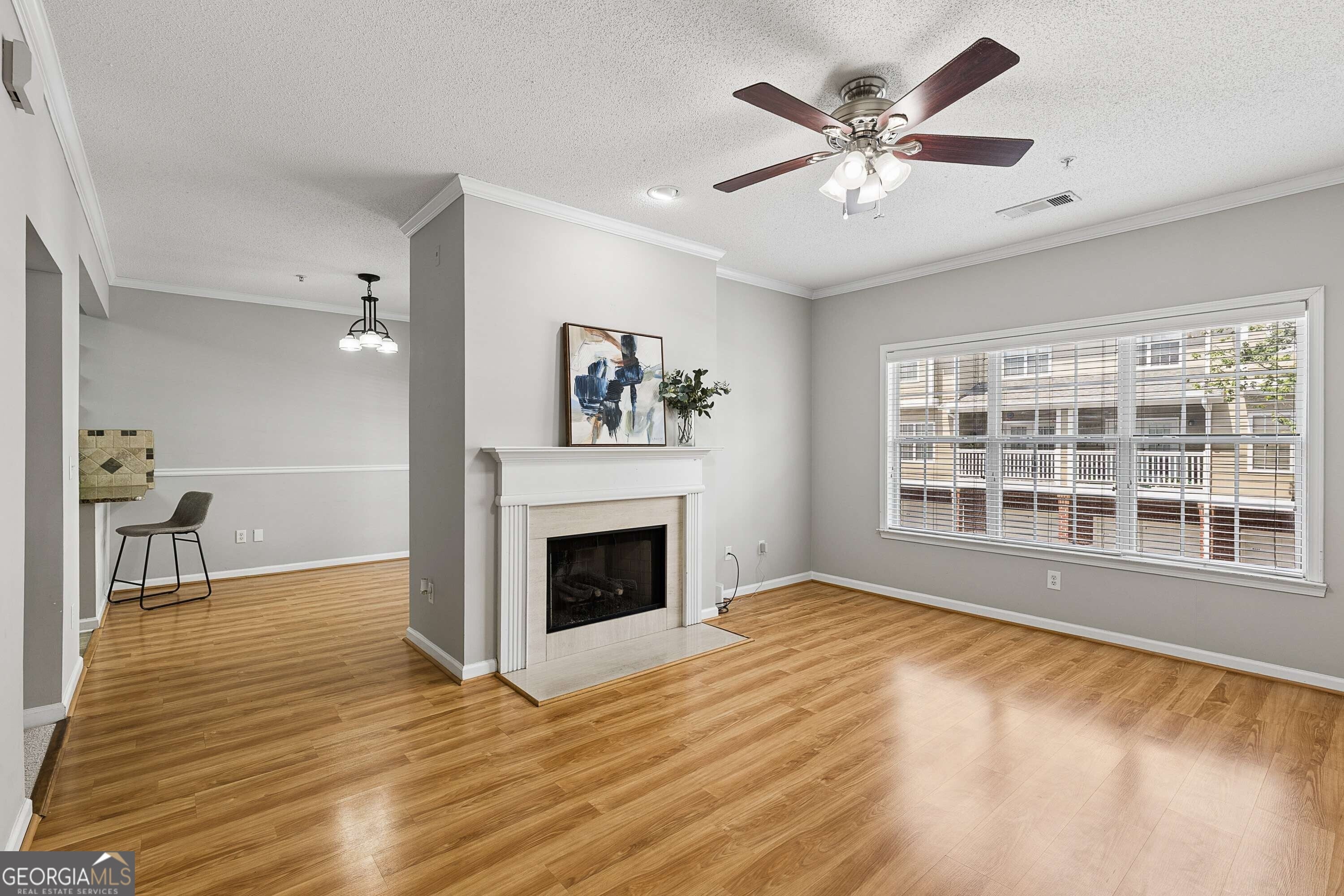 1112 Woodland LN