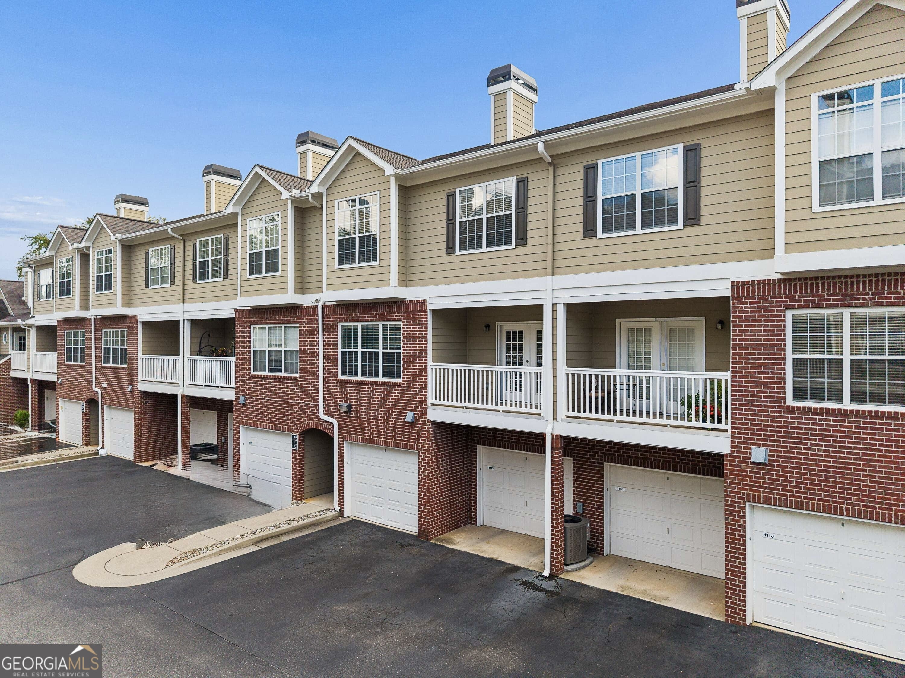 1112 Woodland LN