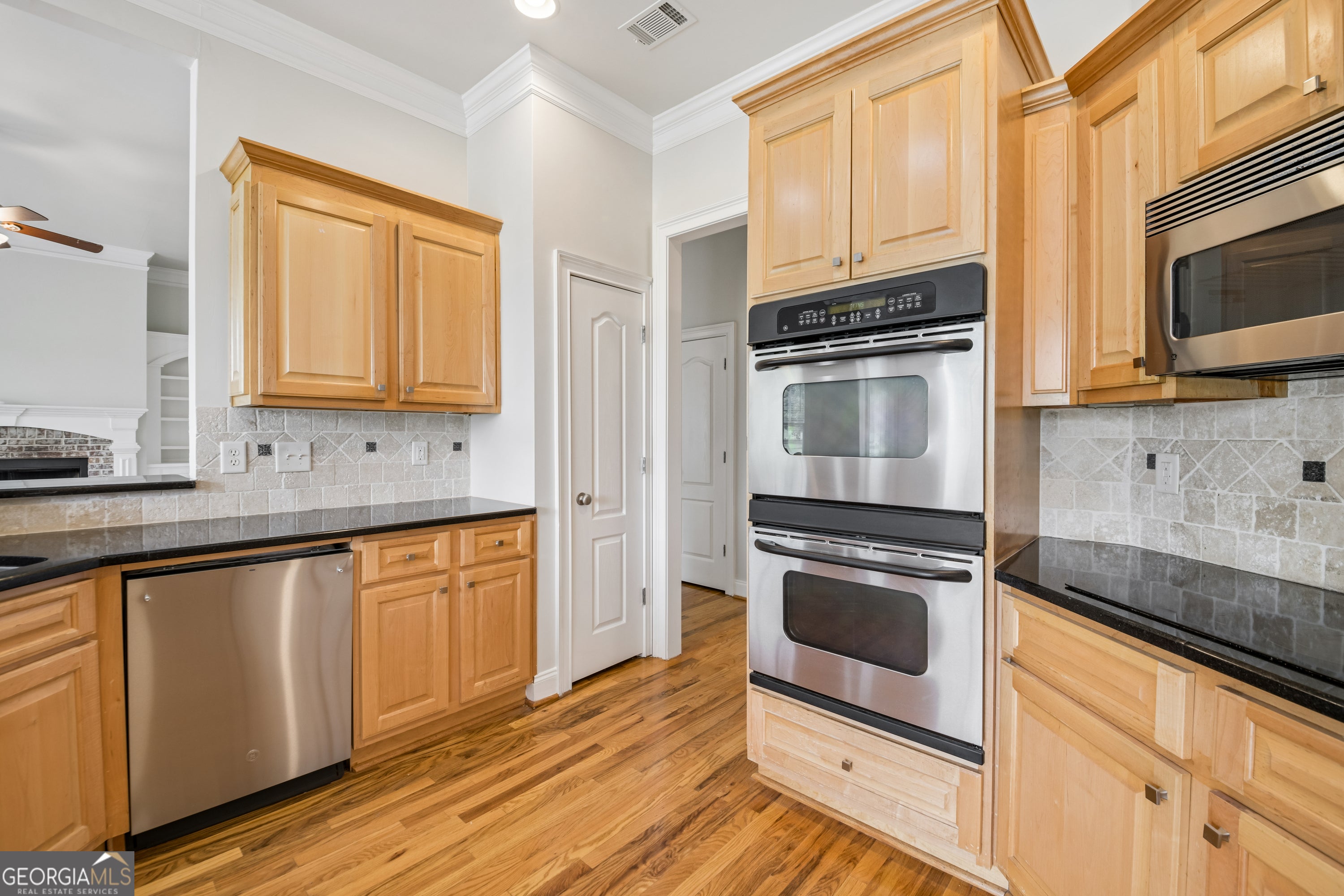 1040 E Magnolia LOOP