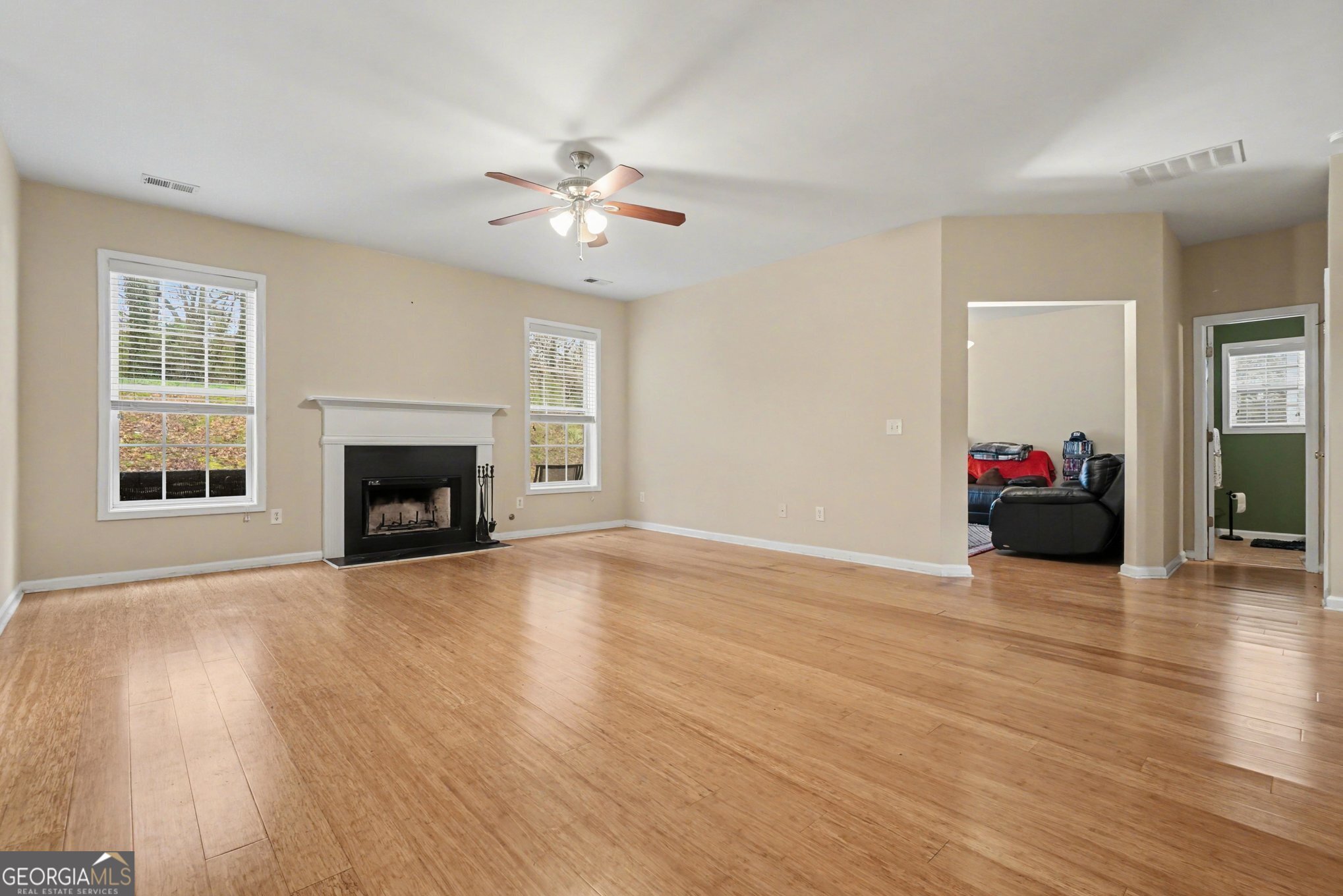 1147 Silvergate LN S