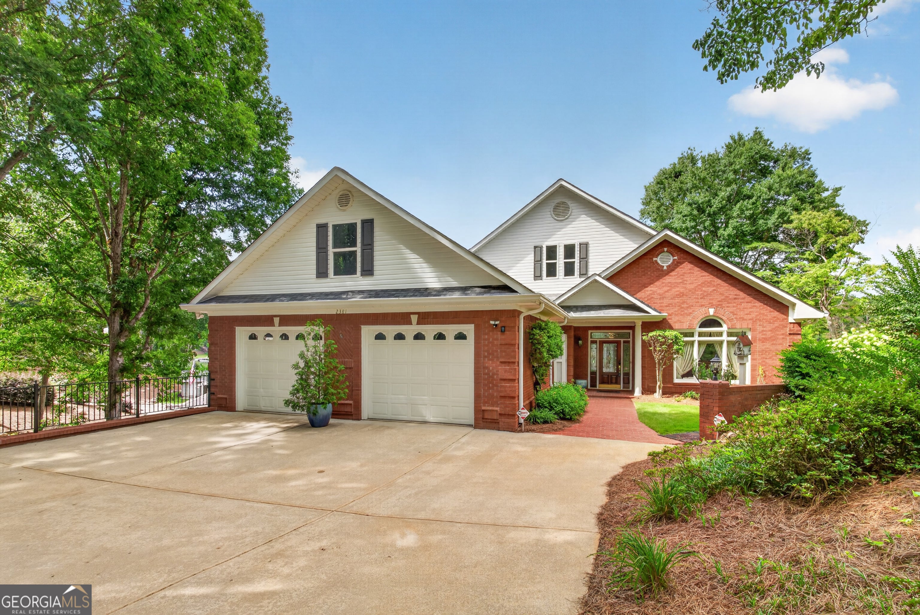 2381 Lee Pl
