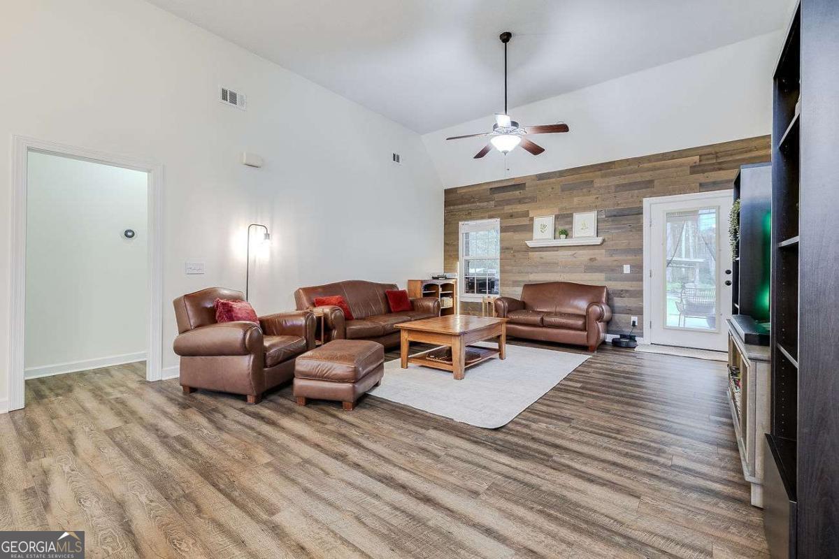 116 Penny LN