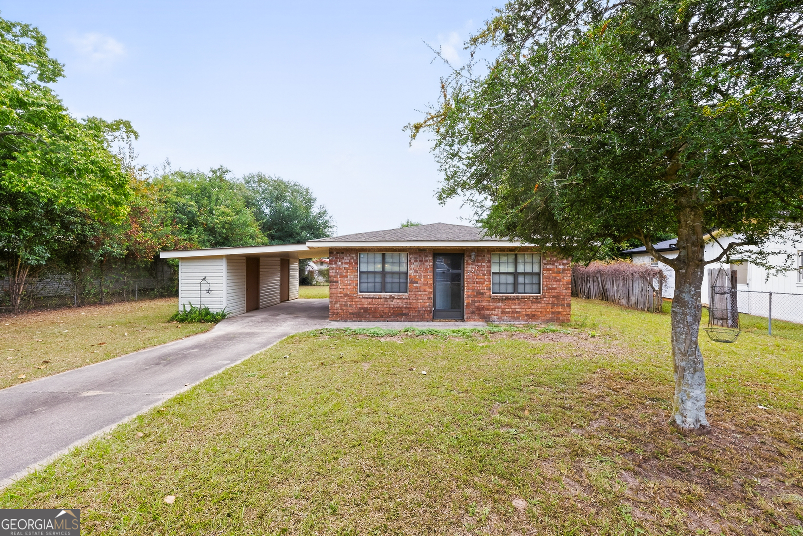 Owned by only one family and it's ready for its next owner! This well cared for home offers three bedrooms, two bathrooms and a flat, level yard. Conveniently located right off Russell Pkwy! Don't miss your chance!