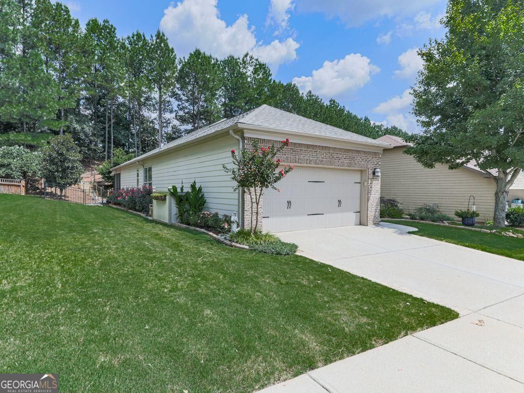 421 Larkspur DR