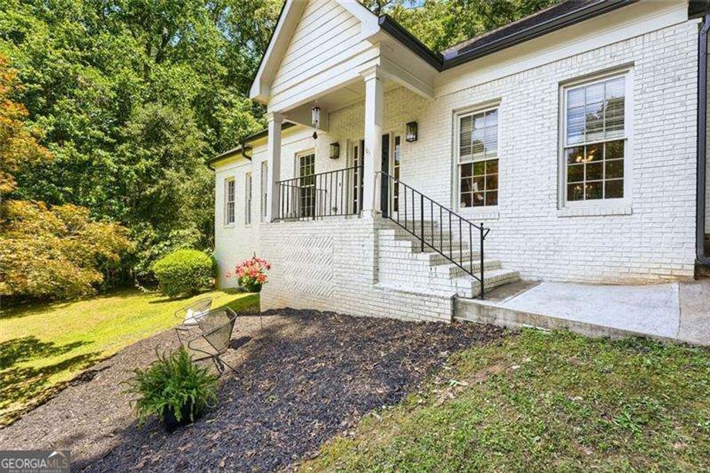 Photo of 152 Oakwood Hills Drive, Suwanee, GA 30024 (MLS # 10761044)