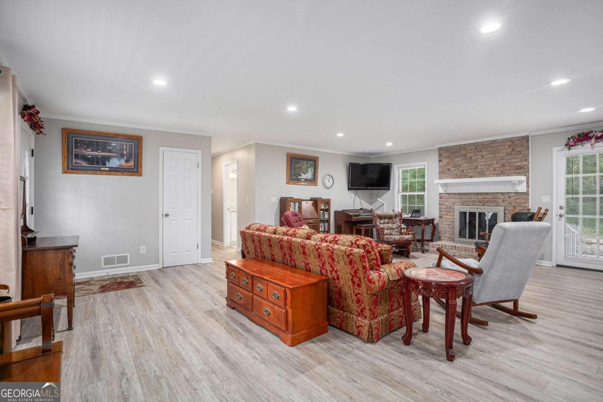 COLONIAL OAKS - Residential