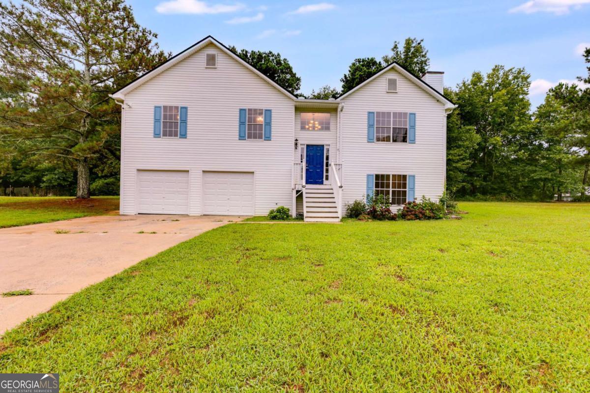 This newly remolded home boasts 4 bedrooms, 2 bathroom, a flex space which is perfect for a game room, craft room, office, and so much more. Huge back yard with room to run and play. Home has new LVP flooring, fresh paint, updated fixtures, and more. Just a short drive to both Bowdon and Carrollton - the best of both cities are only minutes away! Utilities not included. No Pets. Call today to schedule your tour! You may also submit and application here: https://www.rentalbeast.com/apply/12244290