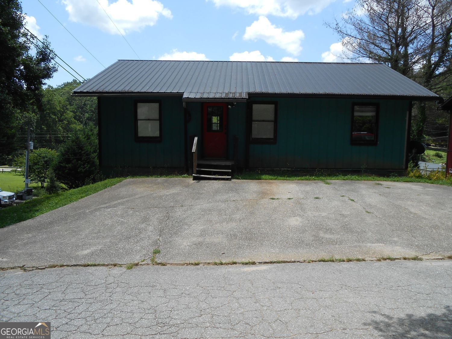 2 STORY HOME CLOSE TO TOWN. 2 SEPARATE KITCHENS ON EACH FLOOR. 3 BED 2 BATH MAIN LEVEL. 1 BED ,1 BATH, FAMILY ROOM, AND A BONUS ROOM ON THE.LOWER LEVEL. CAN BE USED A INLAWS SUITE WITH A SEPARATE ENTRANCE. OR TWO POSSIBLE RENTALS.