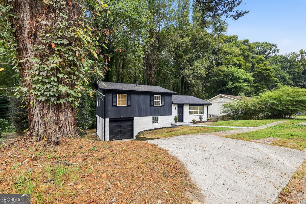Photo of 316 Argus Circle CIR NW, Atlanta, GA 30331 (MLS # 10869736)