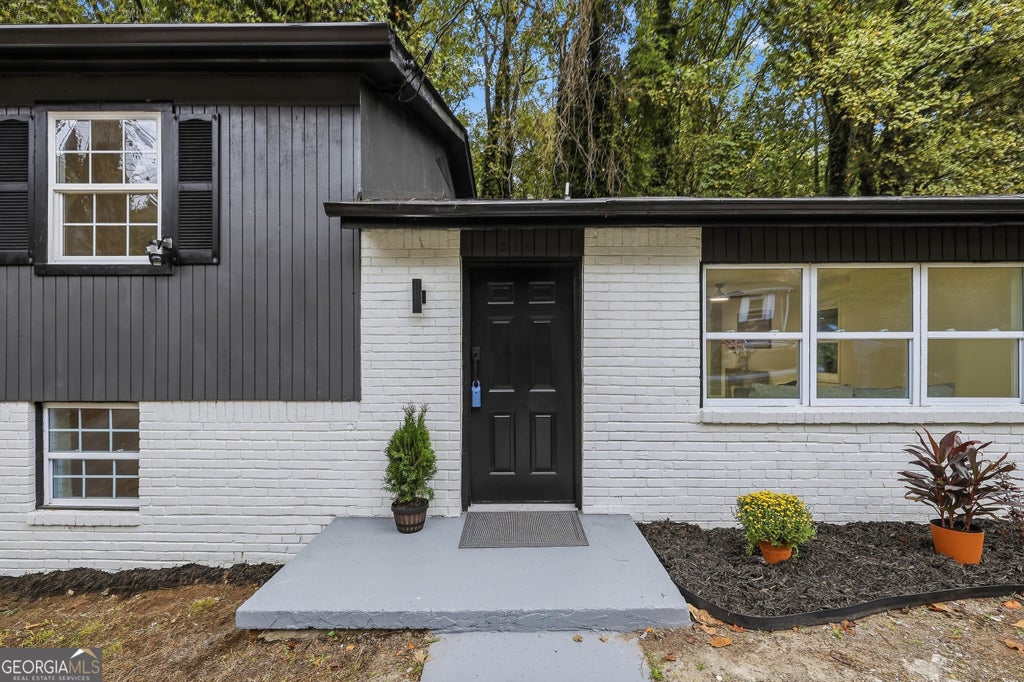 Photo of 316 Argus Circle CIR NW, Atlanta, GA 30331 (MLS # 10869736)