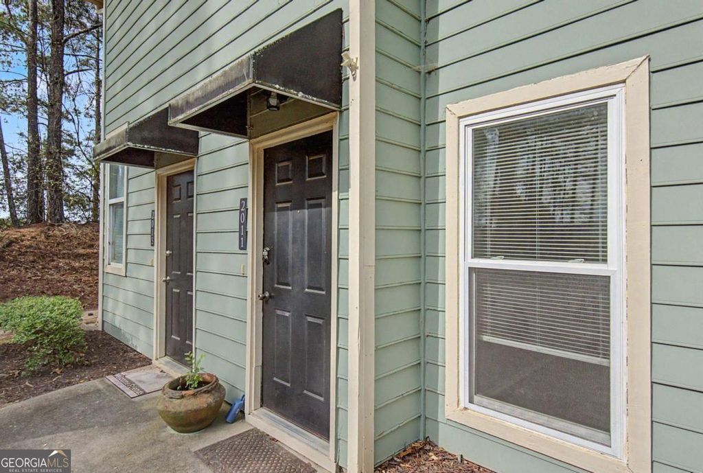 Photo of 2011 Canyon Point Circle, Roswell, GA 30076 (MLS # 10725320)