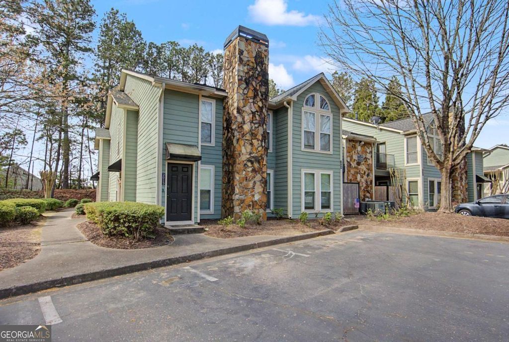 Photo of 2011 Canyon Point Circle, Roswell, GA 30076 (MLS # 10725320)