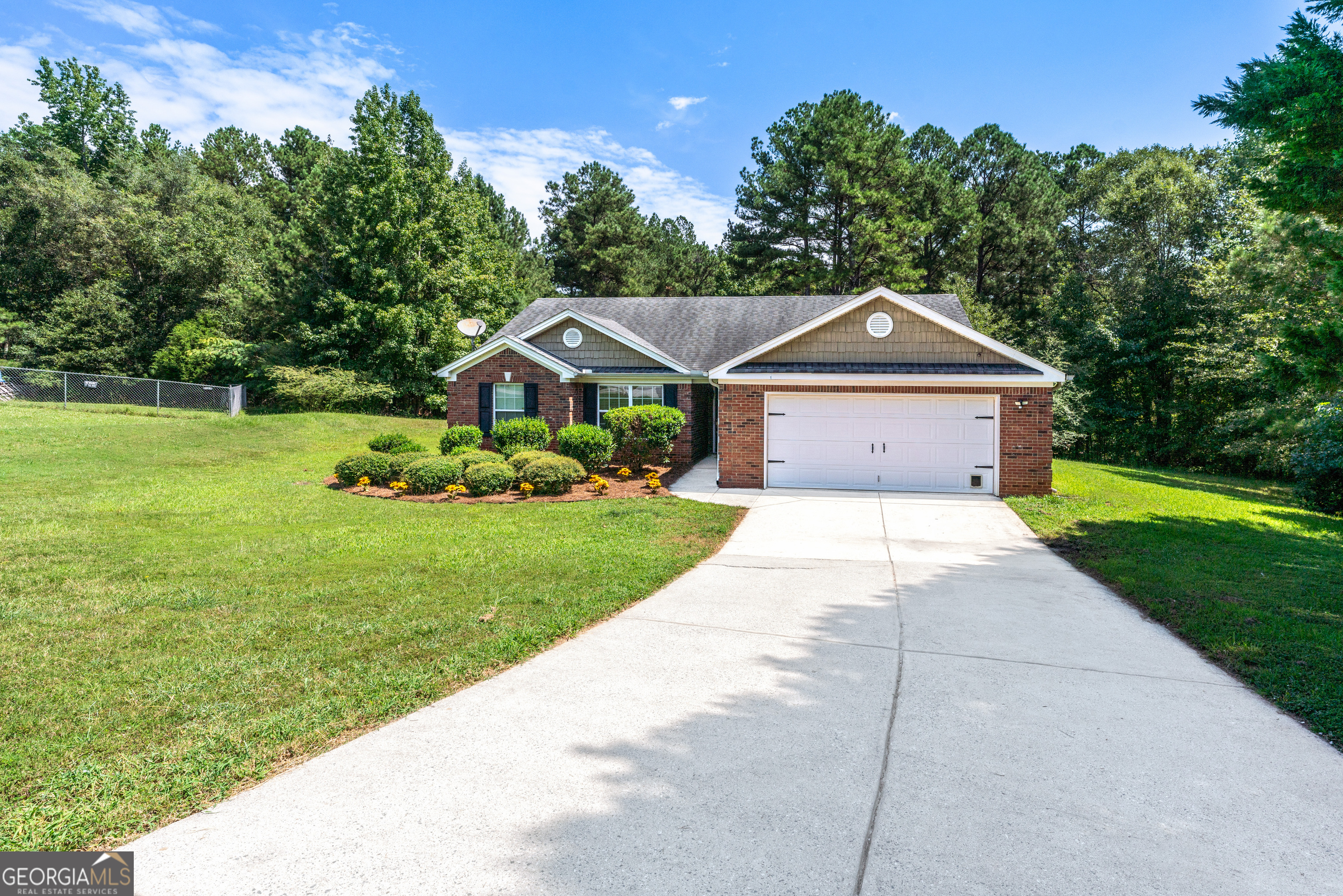 Beautiful ranch four sided brick house in Jefferson Heights subdivision with 2.5 acres in a quiet neighborhood, the largest in the neighborhood and also in the cul-de-sac. No HOA. A detached office space professionally built, finished, with power and breaker box right in your back yard for any of your professional or personal needs. Vaulted living room ceiling, laminate flooring, new roof, new carpet, new HVAC coil, HVAC is only a few years old. A pergola on the back patio so you can sit and enjoy the beautiful wooded scenery. It's everything you could want with a fireplace, spacious two car garage and street lights. A middle school and elementary school right up the street and Winder-Barrow high school. Agent Owner/Seller #373513.